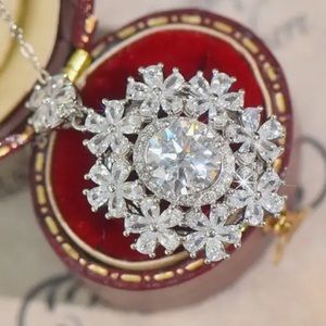 Moissanite 3ct 925 sterling silver gorgeous necklace with chain.